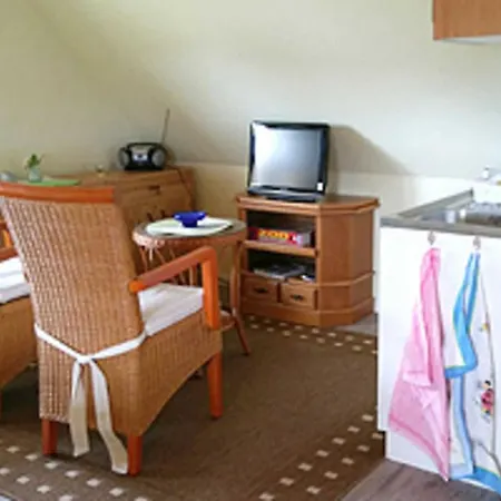 Ferienzimmer Unterm Reetdach In Pl * Neuendorf (Hiddensee)